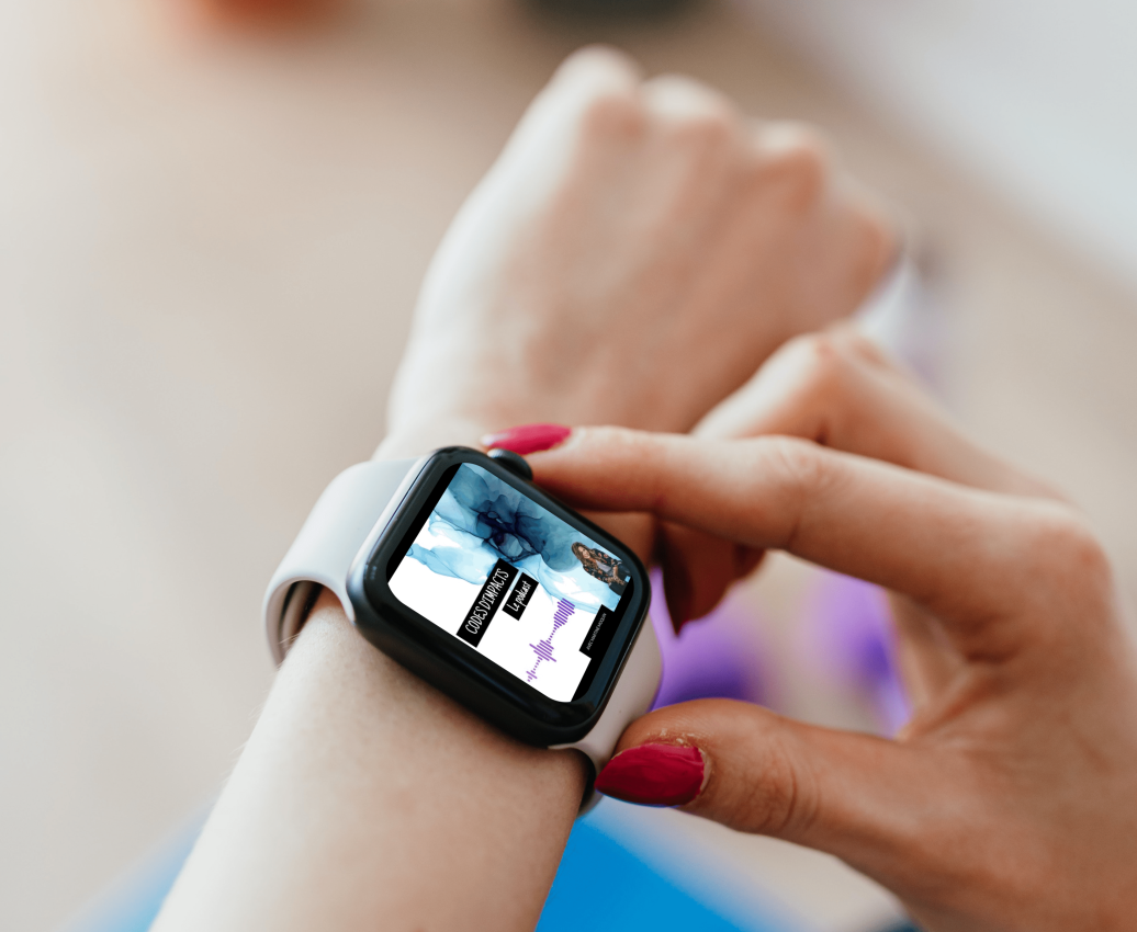 Apple Watch on the hand of a woman_CODES D'IMPACTS